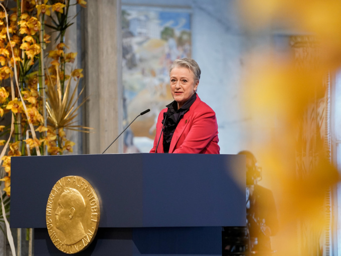 Nobelkomiteens leder Berit Reiss-Andersen taler under utdelingen. Foto: Stian Lysberg Solum / NTB